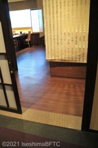 3・4階みさき亭専用レストラン「SHIMA」の入口のようす。
入口幅90センチ、引戸。