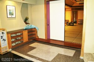 1階大宴会場「千石船」入口。入口段差8センチ＋敷居下段差2センチあり。