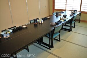宴会時は、和テーブルといすの用意もできる。テーブル下高さ56センチ。