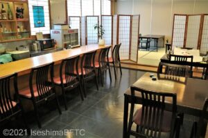 「花暦」店内のようす。
手前にテーブル席・カウンター席、奥に座敷がある。