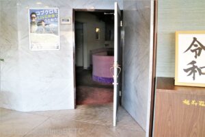 1階　クラブ「風待舟」。
入口幅85センチ、片開きドア。