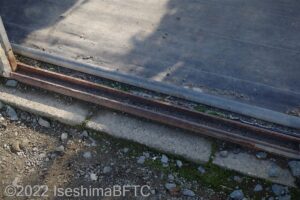 ハウスの入口の段差のようす。段差は3センチ程度あり。