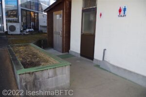 トイレ棟の入口のようす。