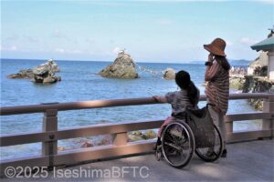 本殿手前からめおと岩を望む車いす使用者