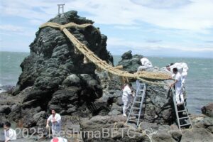 めおと岩のしめ縄を張り替えているようす