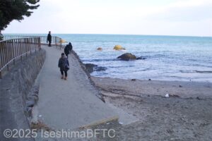 砂浜へ下りるスロープ