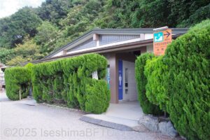 参道途中のトイレ棟外観