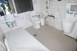 トイレ棟　車いす対応トイレ内部