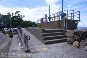 神社入口近く、堤防へ上がるスロープ