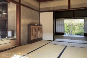 裏庭から室内を眺めたようす。畳敷きの続き間が見える。