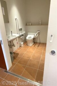 右側トイレ入口