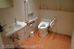 右側トイレ内部