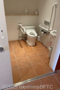 左側トイレ入口