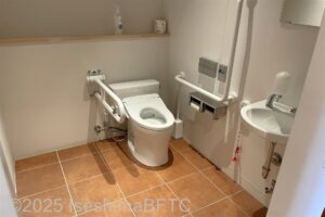 左側トイレ内部
