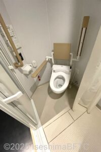 ユニバーサルルーム　トイレを上から見たところ