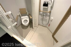 ユニバーサルルーム　トイレとシャワールーム