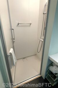 ツインルーム　シャワールーム入口　