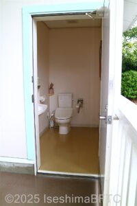 トイレの入口ドアが開いた状態