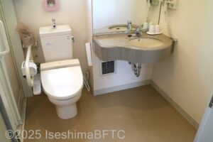 入って正面にたて置きに便器、右奥に洗面