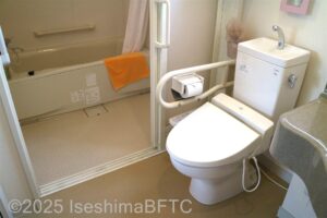 トイレから浴室入口を見たようす