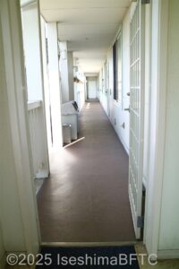 フロントから客室への廊下