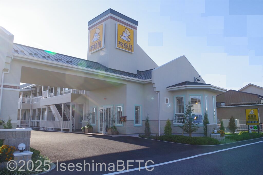 白い外壁と青空が映える洋風2階建ての建物