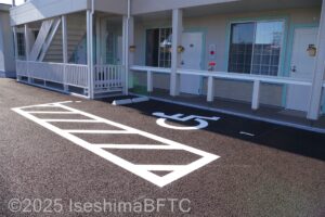 建物の横にある障害者用駐車場