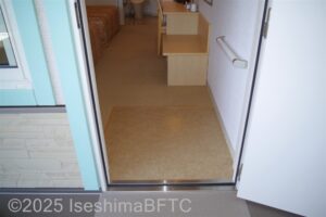 入ってすぐの右壁によこ手すりがある