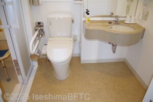 入って正面にたて置きに便器、右側に洗面