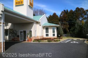 建物の横にある障害者用駐車場