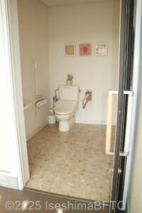 トイレの入口ドアが開いた状態