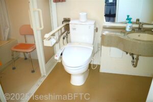 入って正面にたて置きに便器、右側に洗面