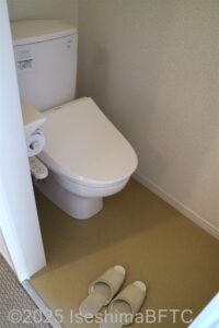 トイレ　入口を入って左側によこ置きに便器