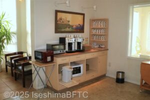 棚の上にコーヒーメーカーと電子レンジ、棚の下にはポットとオーブントースター