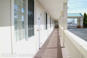 フロントから客室への廊下