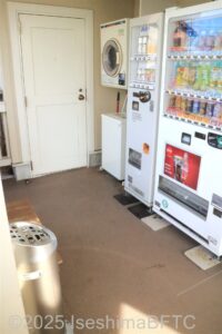 コインランドリー1基と飲み物の自動販売機が並んでいる