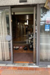 入口の自動ドア