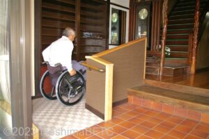 スロープを車いすで上がるようす