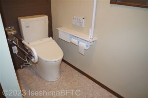 本館廊下車いす対応トイレ内部