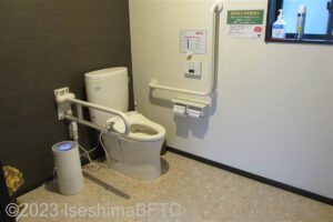 別館奥車いす対応トイレ　便器まわりのようす