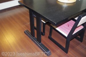 高さ調整用木材をかませたテーブル
