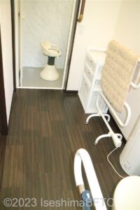特別室　便器側からシャワーブース方向を見たところ