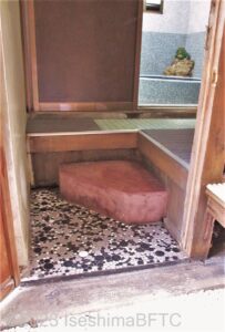 男性用浴場　入口段差