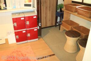 女性用浴場脱衣所の脱衣かごと棚