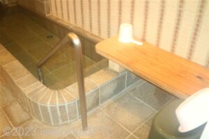 女性用浴場　浴槽手すりとベンチ