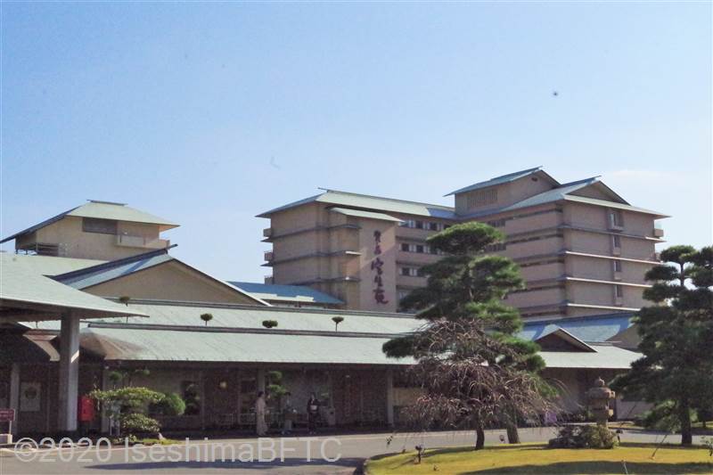 賢島ほうじょうえん 外観
10階建ての大きな建物だが、屋根が切妻や寄棟になっていて、和の雰囲気。