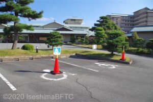 障がい者専用駐車場のようす。２台分ある。