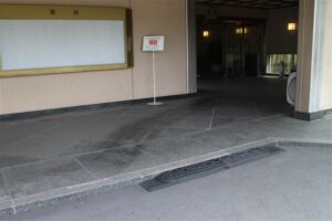 建物入口付近にも段差解消のための簡易スロープが用意されている。