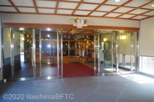 入口は自動ドア。観音開きで広々としたつくり。