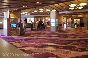 ロビーのようす。赤を基調に、高級感のあるじゅうたんが敷かれている。